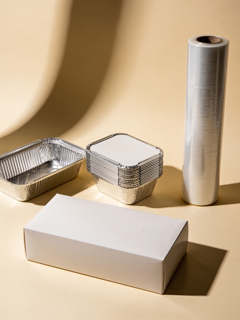 Aluminium bakken met deksel, een rol folie en een doos handschoenen
